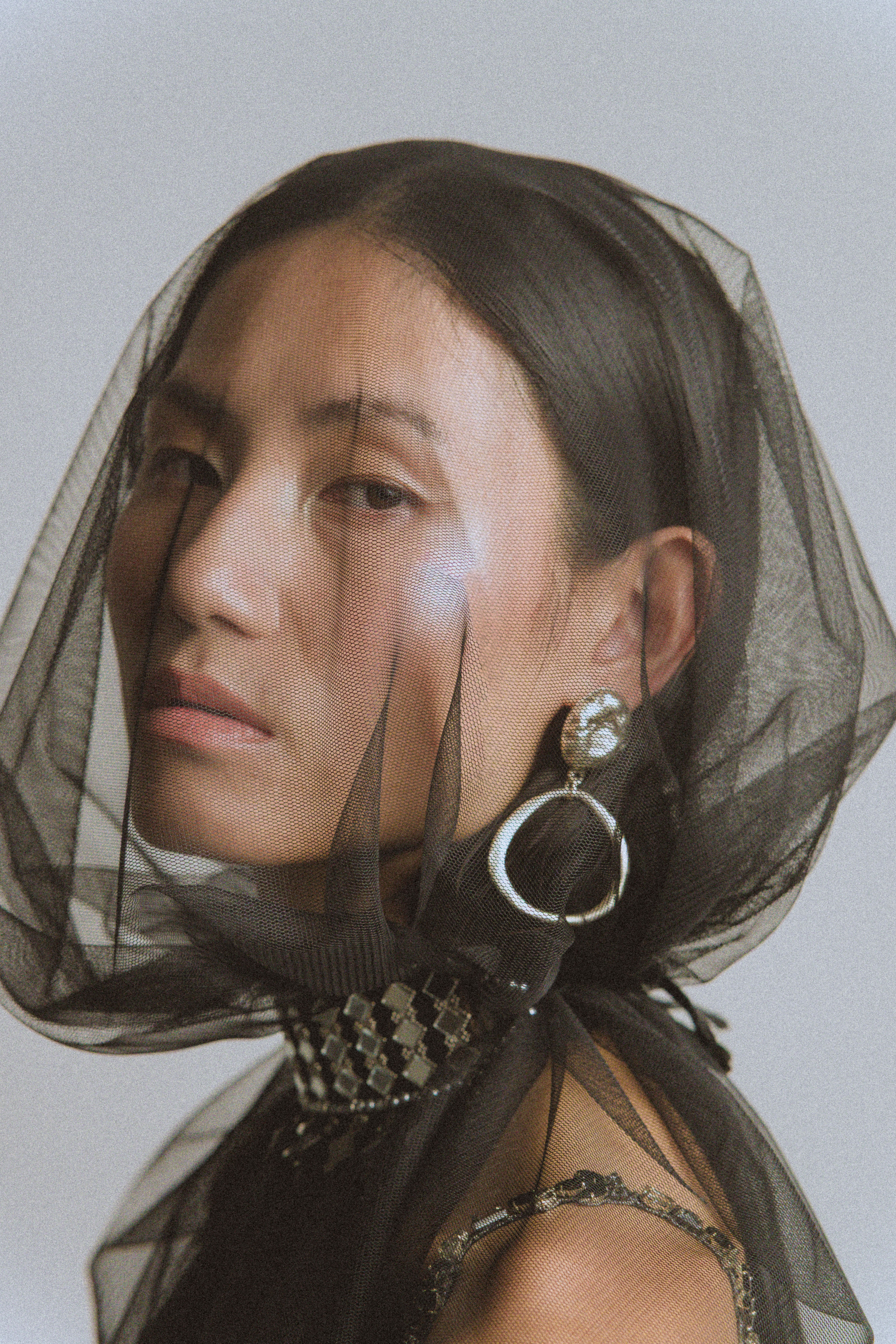 Primer plano de una modelo con un velo transparente negro en UNSEEN POWER